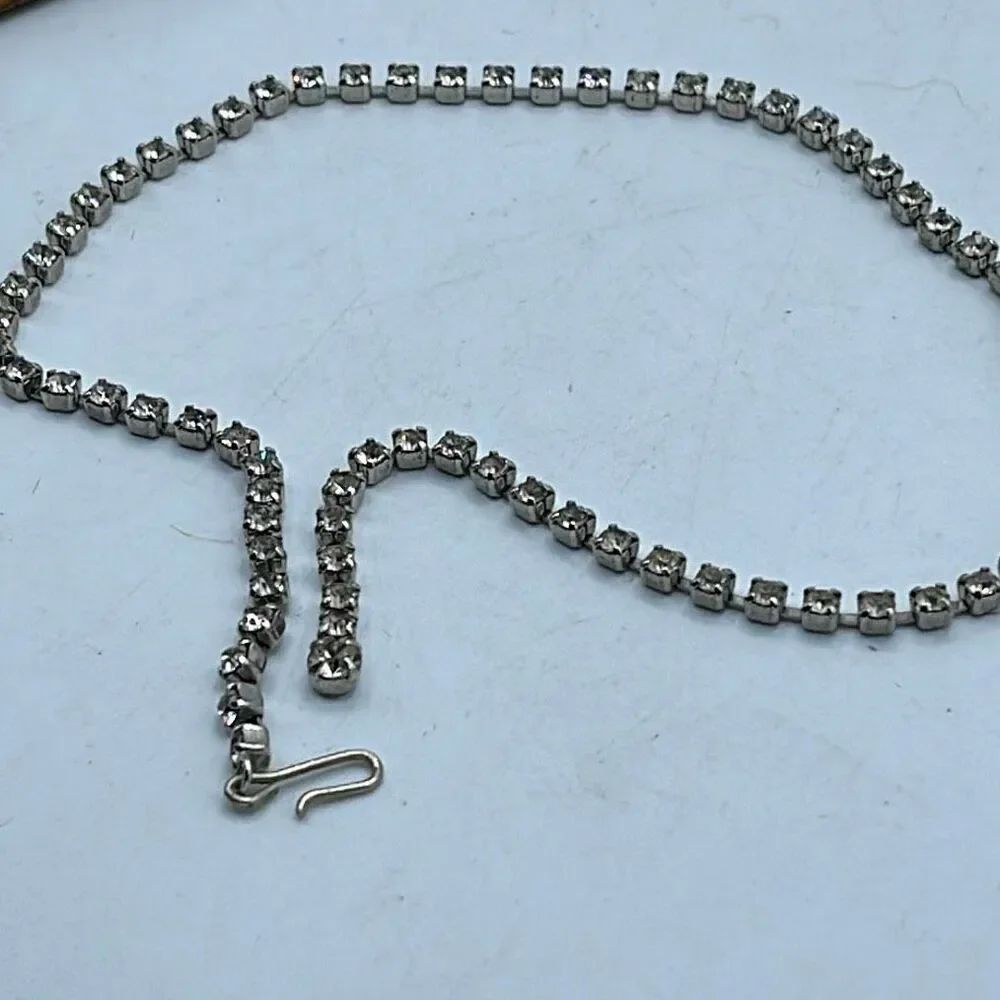 VintageāMidcentury elegant rhinestone prong set choker.